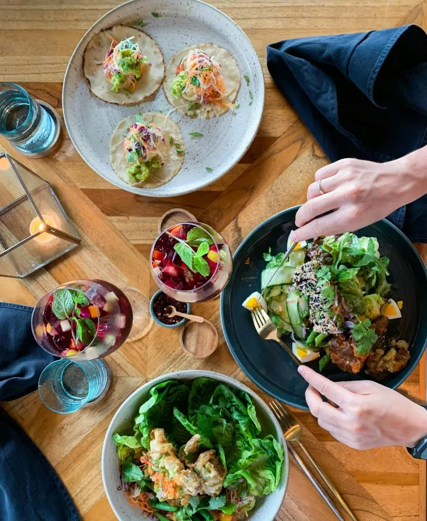 Repas équilibré et savoureux sur une table en bois