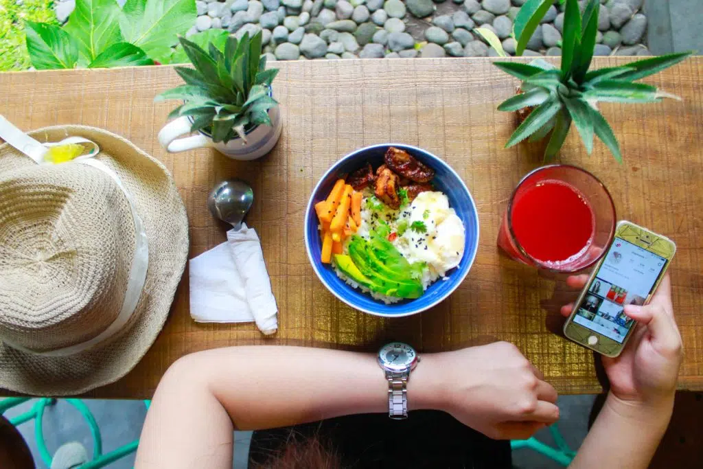 Repas riche en glucides rapides à éviter en cas de diabète, incluant riz blanc et sauce sucrée
