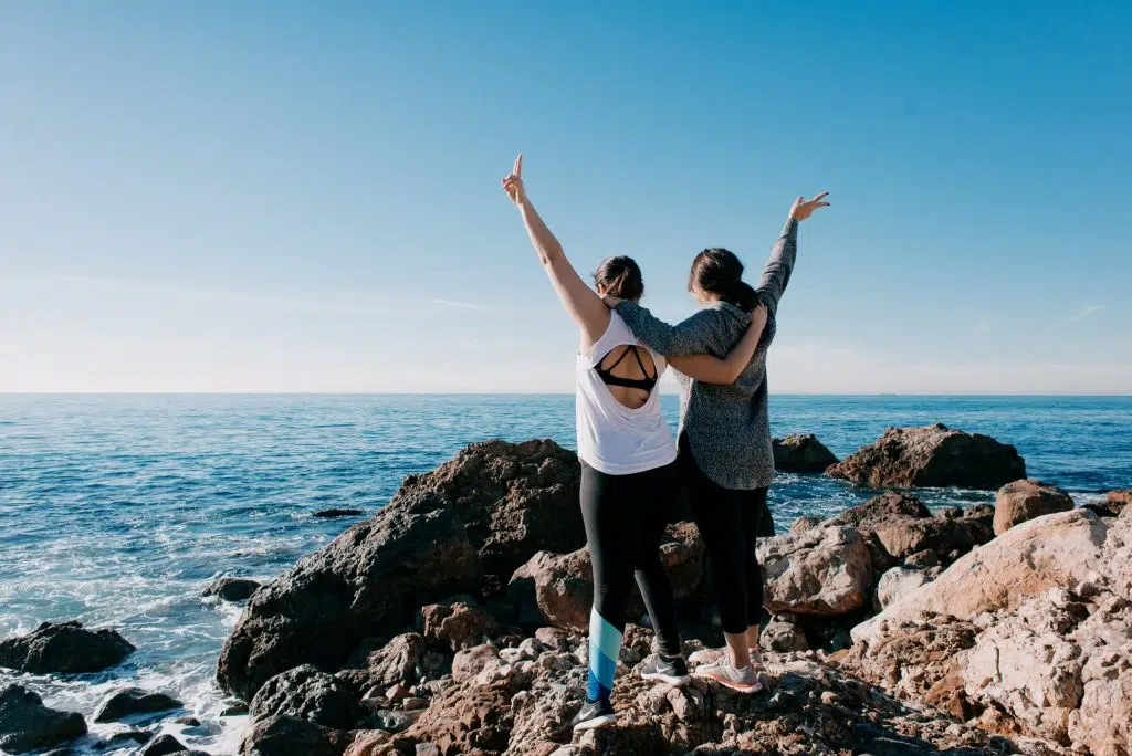 Deux femmes profitent d’un moment de bien-être, symbole d’accompagnement du diabète.