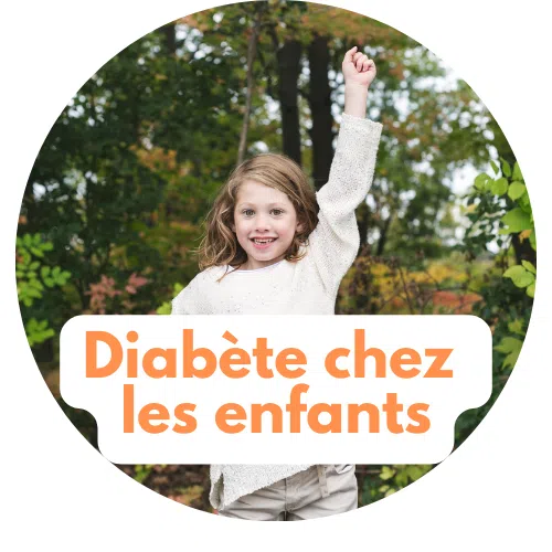 Jeune fille souriante illustrant la joie malgré un diabète chez les enfants