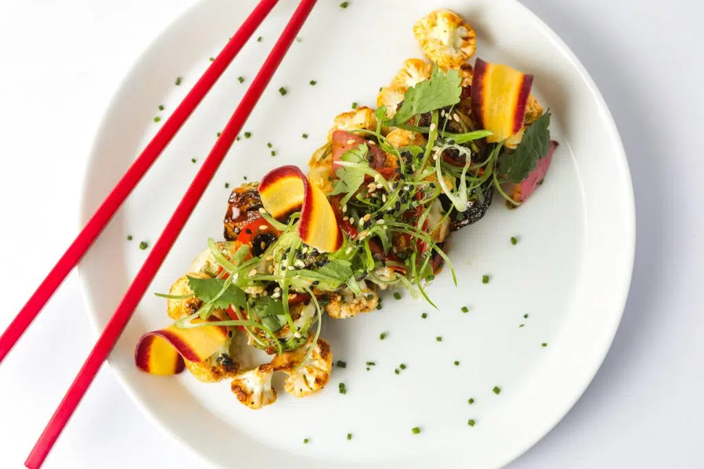 Assiette élégante de légumes et herbes fraîches, représentant une alimentation équilibrée et personnalisée