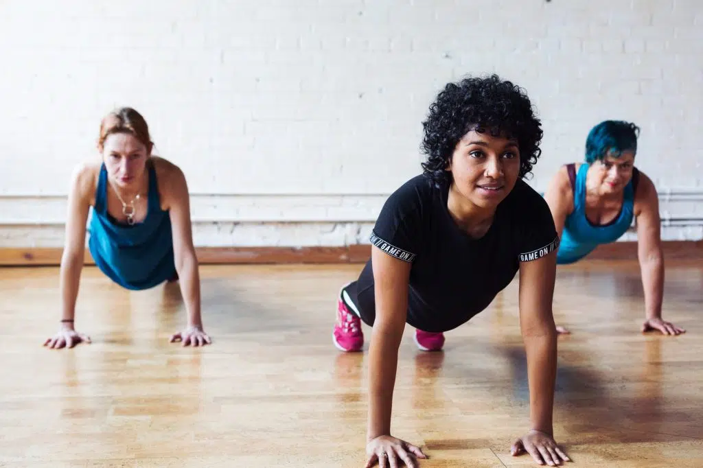 Groupe de femmes en séance de sport doux en intérieur, représentant une activité physique accessible
