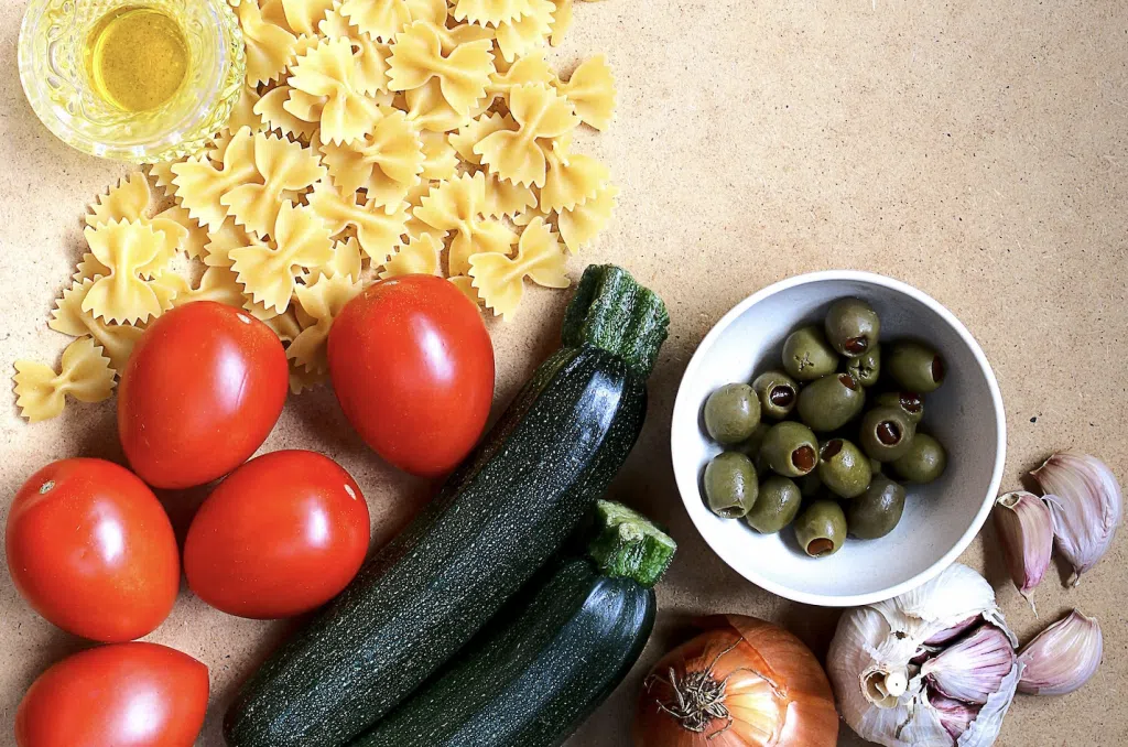 Ingrédients simples et colorés sur un plan de travail, symbolisant une alimentation sans frustration