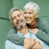 Couple âgé souriant et complice, illustrant un programme personnalisé qui s’adapte au rythme de chacun