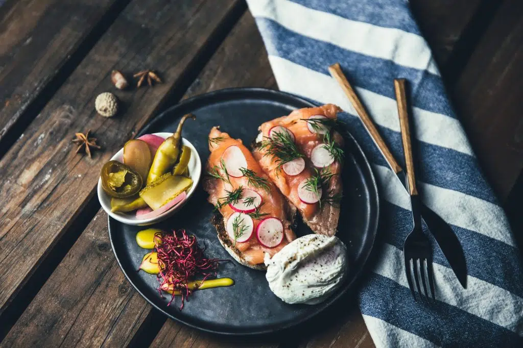 Tartines équilibrées au saumon fumé et légumes croquants, illustrant une alimentation pour diabète adaptée au quotidien.