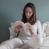 Femme détendue lisant un document, symbolisant un accompagnement bienveillant et des repères concrets