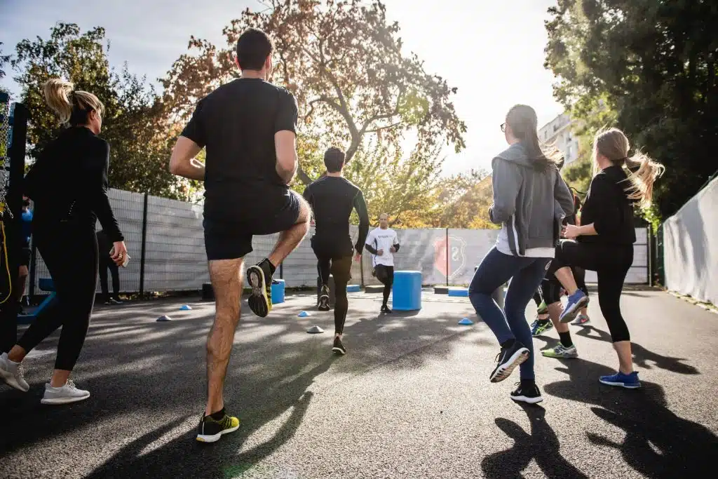 Groupe de personnes faisant de l'exercice en extérieur, programme d'activité physique adapté au diabète.