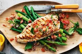 Filet de poulet grillé accompagné de haricots verts et tomates, idéal pour un déjeuner équilibré