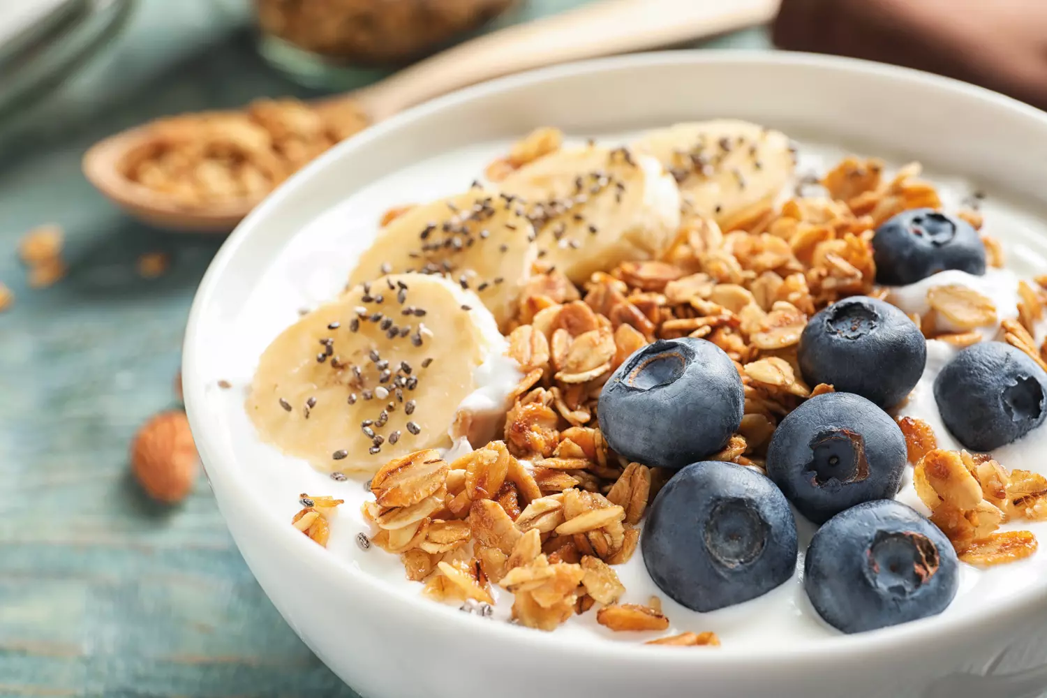 Bol de petit-déjeuner avec banane, myrtilles et granola, adapté aux personnes diabétiques
