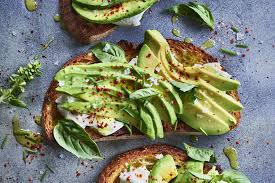 Tartines à l’avocat et au basilic sur pain complet, recettes de saison