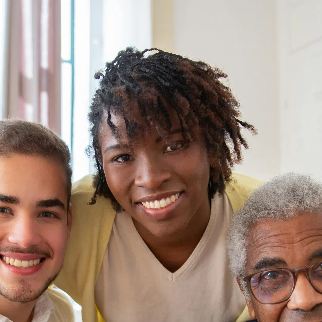 Portrait de l’infirmière spécialisée en diabète de l’équipe GlucoVie souriante avec ses patients