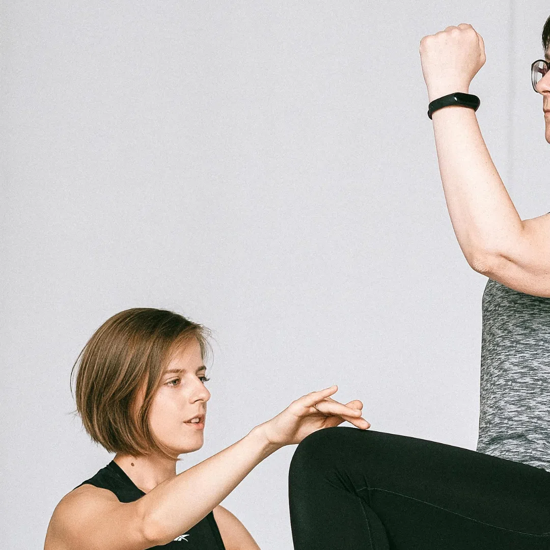 Coach sportif accompagnant une personne diabétique dans un exercice personnalisé
