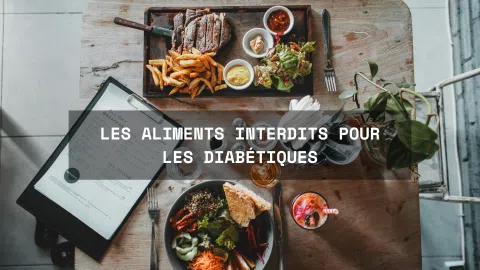 Table avec aliments interdits pour les personnes diabétiques comme frites, viande grasse, sauces