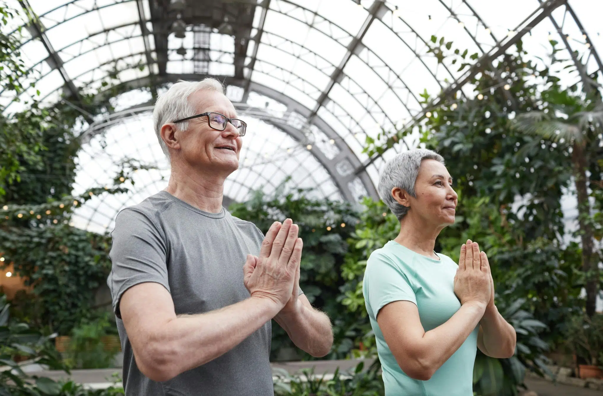 Un couple senior pratiquant une activité de relaxation, illustrant une gestion saine du diabète de type 2.