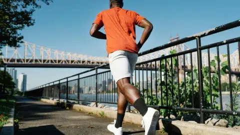 Homme en pleine course sur un chemin urbain, illustrant l’activité physique chez les diabétiques de type 2