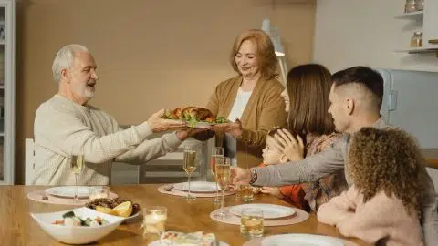 Famille réunie autour d’un repas équilibré, illustrant la convivialité et l’alimentation adaptée au diabète